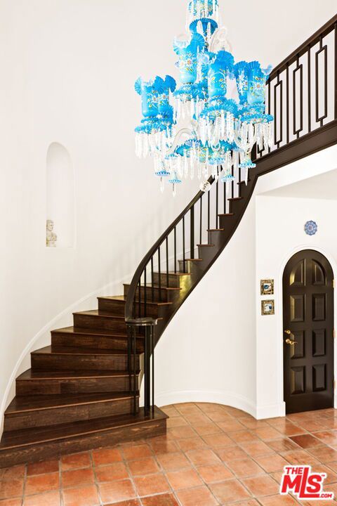 2113 Stoney Hill Road, Los Angeles CA: https://media.crmls.org/mediaz/8800d45c-f0d1-4bc0-b69d-e856b5408e23.jpg