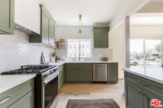 1570 S Hayworth Avenue, Los Angeles CA: https://media.crmls.org/mediaz/8800eaa1-1f68-42c4-af70-f7eb26cb400b.jpg