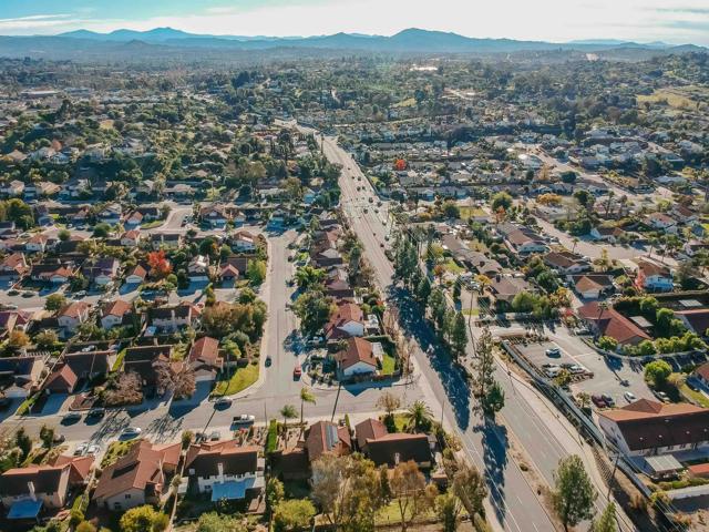 1715 Las Palmas Lane, Escondido CA: https://media.crmls.org/mediaz/88011a04-c10d-4854-b9d3-22dcdd90c5eb.jpg