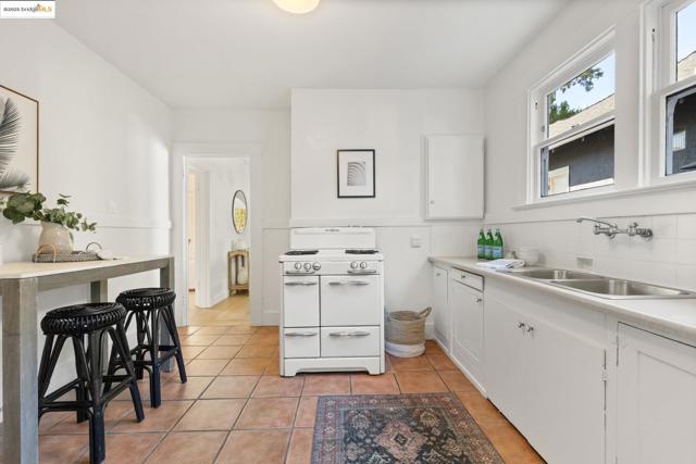 4008 Woodruff Ave, Oakland CA: https://media.crmls.org/mediaz/8801d3d2-3a95-4dae-9a64-75a865a2d9d8.jpg