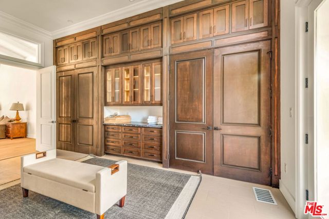 9669 Oak Pass Road, Beverly Hills CA: https://media.crmls.org/mediaz/8801dae5-183b-4c09-af98-3d90086ee3bf.jpg