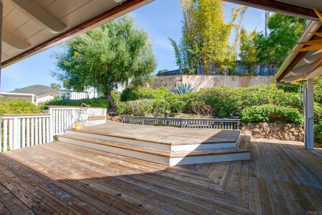 1628 Lone Oak Rd, Vista CA: https://media.crmls.org/mediaz/88028299-5388-41a0-91f4-d922e4a1b188.jpg