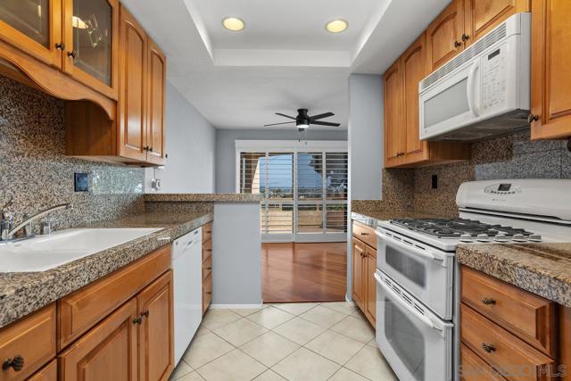 1914 Swallow Ln, Carlsbad CA: https://media.crmls.org/mediaz/880282e2-4e28-4f6a-907a-2c67163d6286.jpg