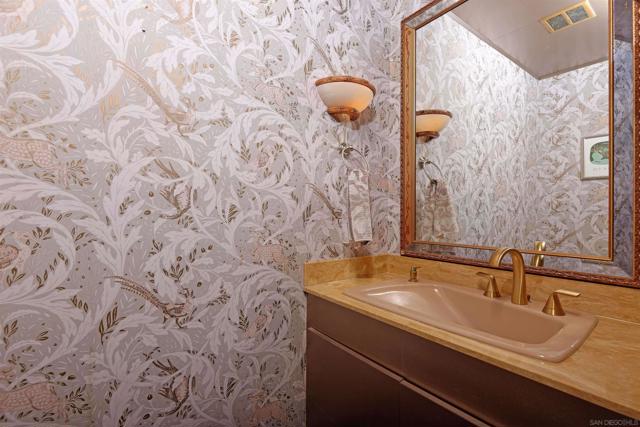 1553 Copa de Oro, La Jolla CA: https://media.crmls.org/mediaz/88028758-41d9-438c-9420-f70bc67aea16.jpg