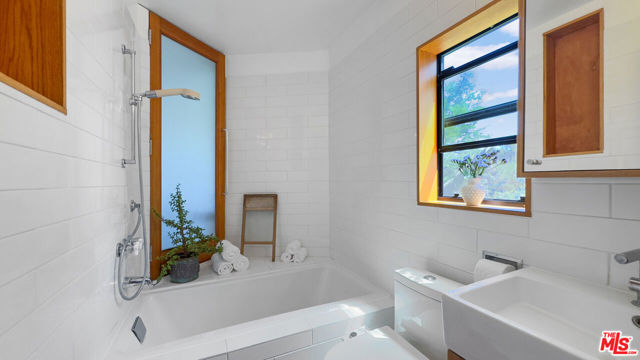 19520 Cave Way, Topanga CA: https://media.crmls.org/mediaz/8802a8f1-c2d6-45a7-98bb-86e16494d160.jpg