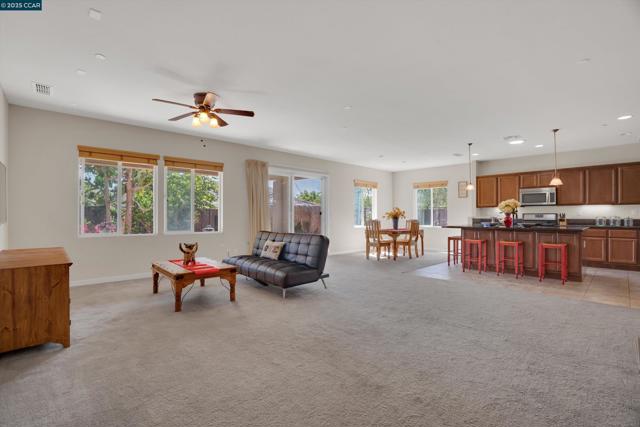 1030 Clear Lake Dr, Oakley CA: https://media.crmls.org/mediaz/88039109-1d93-4a39-8862-30613ce5bc7a.jpg