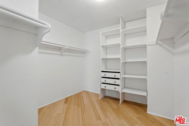 429 N Oakhurst Drive, Beverly Hills CA: https://media.crmls.org/mediaz/8803c38a-d8c3-4fec-b6b5-cd0560da8467.jpg