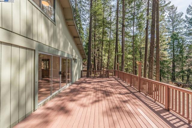 121 Mountain Aire Ln, Trinity Center CA: https://media.crmls.org/mediaz/88044deb-bbda-40e2-b8b1-6f63daa6ffee.jpg