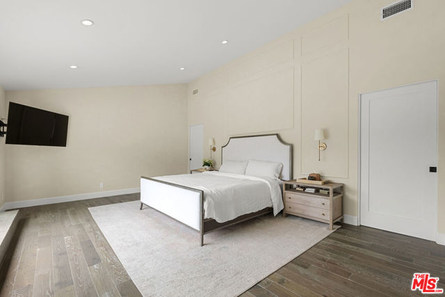 1739 San Ysidro Drive, Beverly Hills CA: https://media.crmls.org/mediaz/8804f4d3-0158-4f5b-bcf5-86f1f769b013.jpg