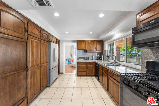 18032 Mariner Drive, Victorville CA: https://media.crmls.org/mediaz/88056184-f46b-4f71-99cc-f4501482c70c.jpg