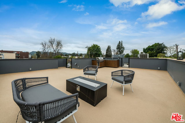 4906 Van Noord Avenue, Sherman Oaks CA: https://media.crmls.org/mediaz/88057951-2b19-48be-9c59-87a5b2de7c83.jpg