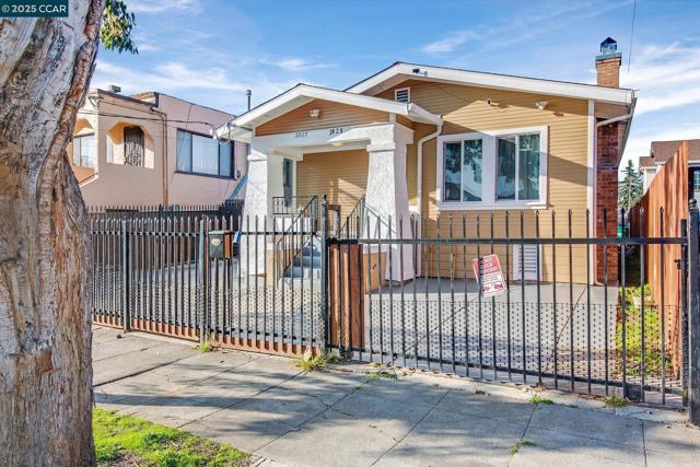 2027 83Rd Ave, Oakland CA: https://media.crmls.org/mediaz/88057983-91a9-4c3d-8ed1-2f2863f13cc1.jpg