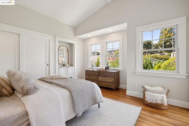 1071 Harvard Rd, Piedmont CA: https://media.crmls.org/mediaz/880582d9-326b-4bf8-a8f5-d2132ea31cee.jpg