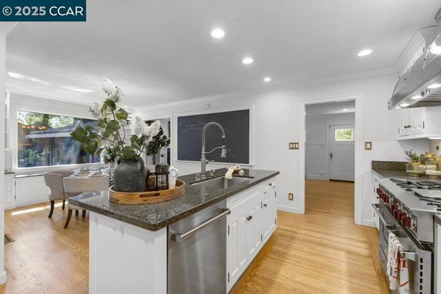 5 Kayser Ct, Walnut Creek CA: https://media.crmls.org/mediaz/8805fd35-a1e8-43fa-b724-71558a9028c1.jpg