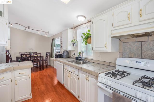 16711 Marsh Creek Rd, Clayton CA: https://media.crmls.org/mediaz/8805fdd1-49cd-463c-96da-0e3fb871b9d8.jpg