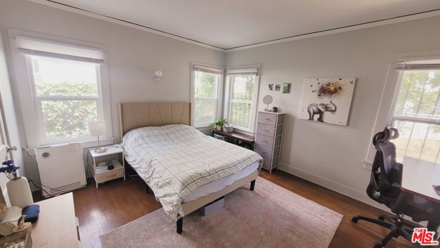 5409 Russell Avenue, Los Angeles CA: https://media.crmls.org/mediaz/8807000a-d931-4170-97f7-49155fdf1143.jpg