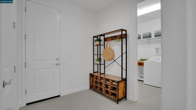 719 Jennifer St, Brentwood CA: https://media.crmls.org/mediaz/88075973-c7bb-4e5a-8f59-32cc783e13a9.jpg
