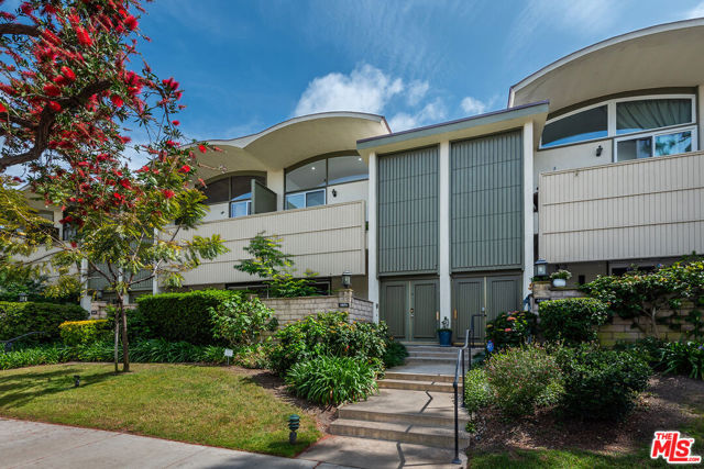 4801 La Villa Marina, Marina del Rey CA: https://media.crmls.org/mediaz/8807f479-6252-481a-8eb9-f936caf135ca.jpg