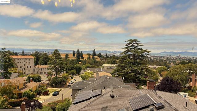 135 Alta Rd, Oakland CA: https://media.crmls.org/mediaz/88080a7c-3c70-4e92-bfcf-c57d44386baa.jpg