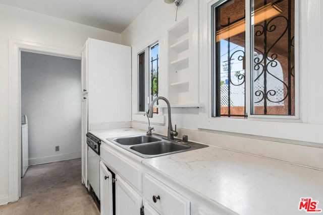 127 S Carson Road, Beverly Hills CA: https://media.crmls.org/mediaz/8808d7e2-a683-4c3e-b9cc-dd0e662bb3bc.jpg