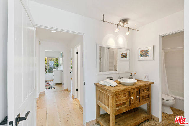 29672 Zuma Bay Way, Malibu CA: https://media.crmls.org/mediaz/8808fdc8-0da1-4aa6-83a9-8053e90030cc.jpg