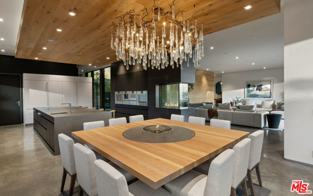 2341 Gloaming Way, Beverly Hills CA: https://media.crmls.org/mediaz/8809676d-06f8-475f-a0fa-935ce3e40088.jpg