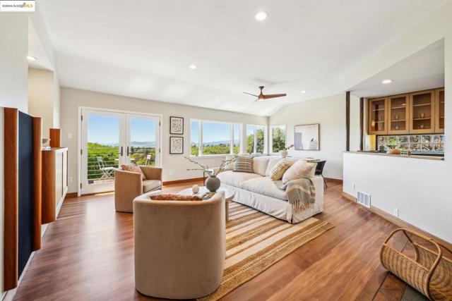 917 Avis Dr, El Cerrito CA: https://media.crmls.org/mediaz/8809b281-1916-4a17-a5a0-c6c12d05c1b7.jpg
