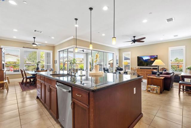 2062 Reserva Ct, Brentwood CA: https://media.crmls.org/mediaz/8809bfcf-8e38-45ef-8507-0602b7a3b125.jpg