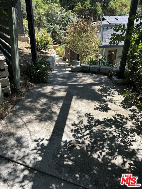 905 Pine Grove Avenue, Los Angeles CA: https://media.crmls.org/mediaz/8809d3d9-4d98-46a3-99e7-5d7e5d00f216.jpg