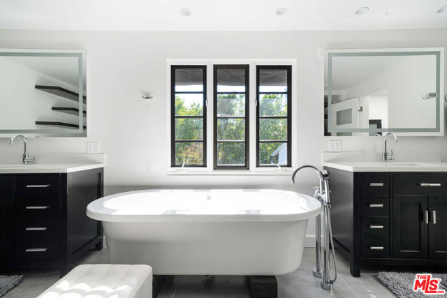 1323 Club View Drive, Los Angeles CA: https://media.crmls.org/mediaz/880b131b-2525-48e7-a33a-6b867e07cc2d.jpg