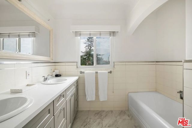 3691 Aureola Boulevard, View Park CA: https://media.crmls.org/mediaz/880c568f-8d6d-44fb-851c-cbd3331c2b7d.jpg