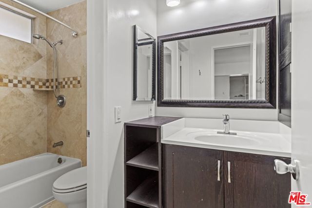 1033 6TH Street, Santa Monica CA: https://media.crmls.org/mediaz/880c6f43-6aed-4690-8094-c329b7be6020.jpg