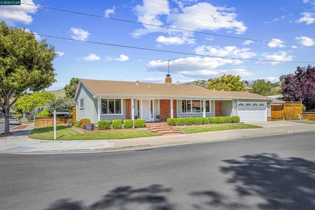 30450 Oakmont Way, Hayward CA: https://media.crmls.org/mediaz/880cac5a-eaf1-42dc-a23e-2f420ca37790.jpg