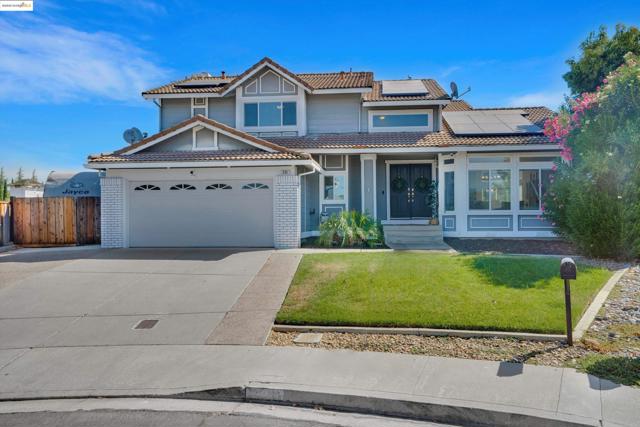 235 Pecan Pl, Brentwood CA: https://media.crmls.org/mediaz/880d2542-4482-4cd0-a485-47d96a8eb7d6.jpg