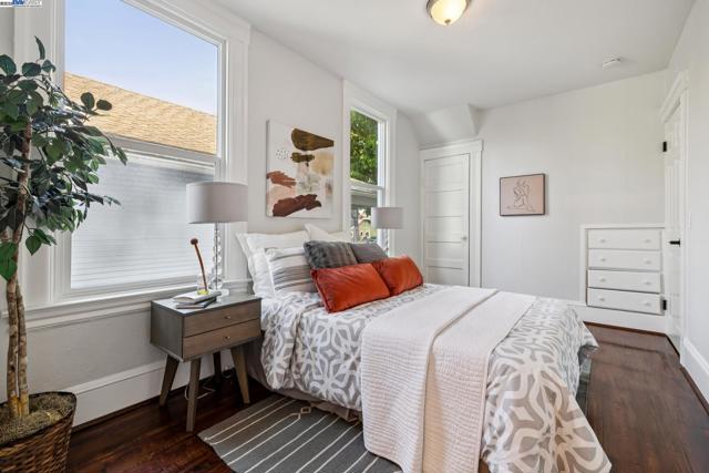 1525 Stanton St, Alameda CA: https://media.crmls.org/mediaz/880d4f30-a72f-49e3-a6e4-c773dbdaacf4.jpg