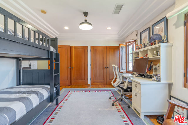221 S Beverly Glen Boulevard, Los Angeles CA: https://media.crmls.org/mediaz/880d5513-4e3f-43a2-a3f9-fb353551de68.jpg