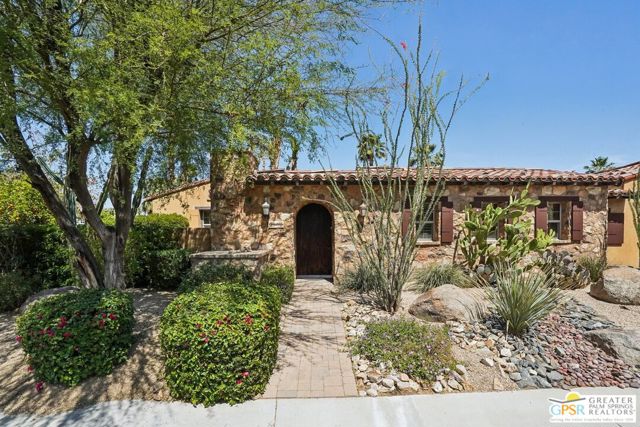 1070 Bella Vista, Palm Springs CA: https://media.crmls.org/mediaz/880d9ad9-6539-4bbb-9e78-c2c03842c862.jpg