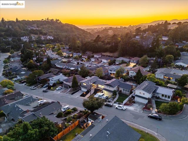 4847 Dunkirk Ave, Oakland CA: https://media.crmls.org/mediaz/880ec245-f3de-45a3-b949-59adf5a87c78.jpg