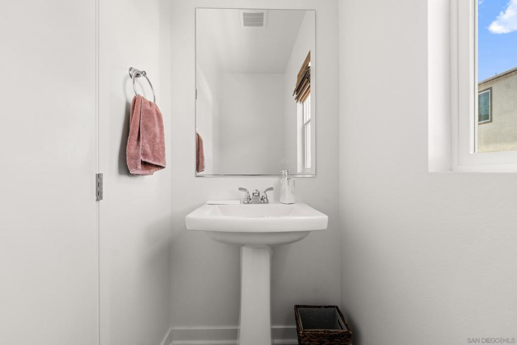 https://media.crmls.org/mediaz/880fe48c-97d0-46e5-8ffa-47a0284c1cb0.jpg?preset=X-Large