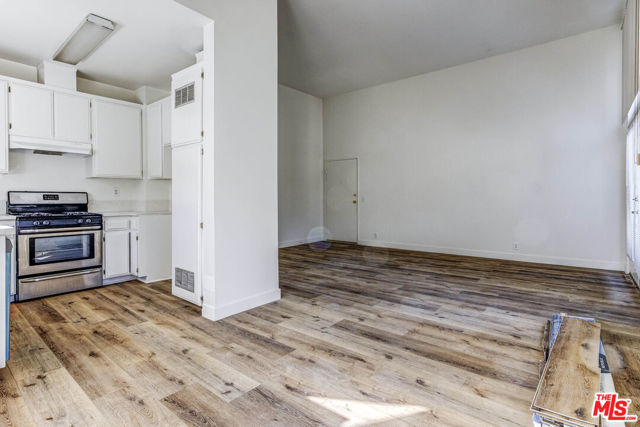 22705 Del Valle Street, 8 photo 7
