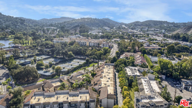 23401 Park Sorrento, Calabasas CA: https://media.crmls.org/mediaz/88109512-cc3e-4954-afee-9a3f363ad791.jpg