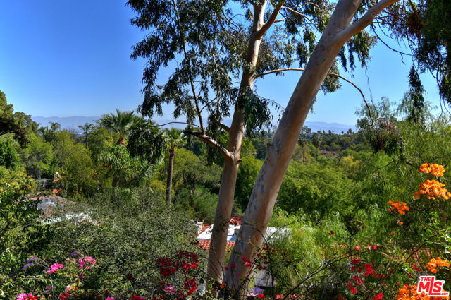 20150 Delita Drive, Woodland Hills CA: https://media.crmls.org/mediaz/8812441f-6bc7-43e6-811b-99dc62965d7c.jpg