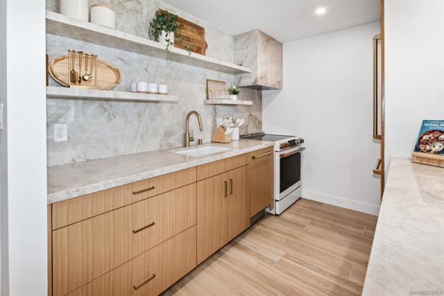 1830 Avenida Del Mundo, Coronado CA: https://media.crmls.org/mediaz/88128641-1107-4390-b734-04fd5d738c4f.jpg