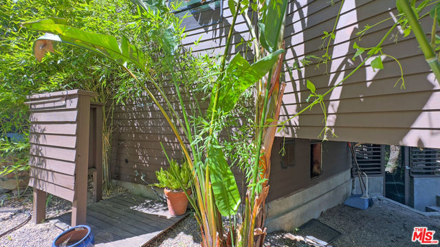 19520 Cave Way, Topanga CA: https://media.crmls.org/mediaz/8814f330-258b-4f5b-ad26-b1a0c9940bf5.jpg