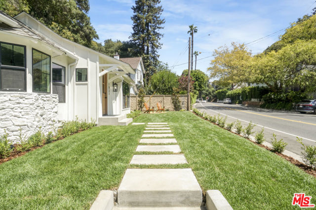 1831 Benedict Canyon Drive, Beverly Hills CA: https://media.crmls.org/mediaz/8815251e-6d56-4a88-85d3-7c43ec411a87.jpg