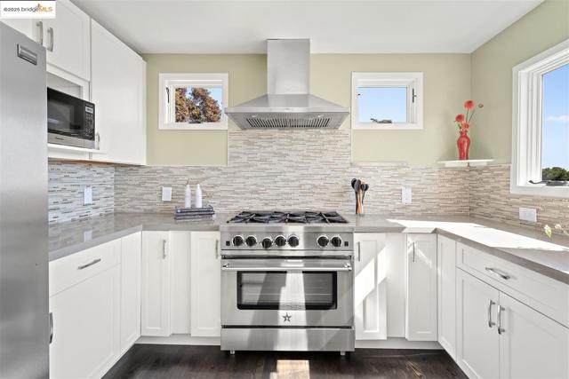 1000 Navellier St, El Cerrito CA: https://media.crmls.org/mediaz/88152d1d-8fae-44c3-9f51-d83a0e20f1de.jpg