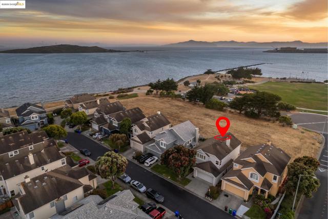 3 Harbor View Dr, Richmond CA: https://media.crmls.org/mediaz/88153d30-6df5-481d-9b80-624e21e6fc1a.jpg