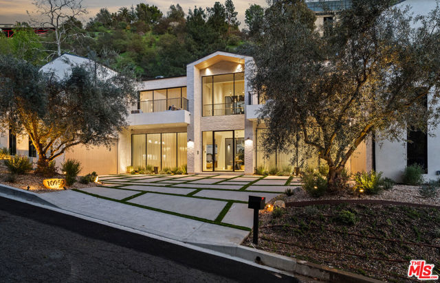 10950 Verano Road, Los Angeles CA: https://media.crmls.org/mediaz/88165d2e-ae01-48f8-89c3-917b586c1726.jpg
