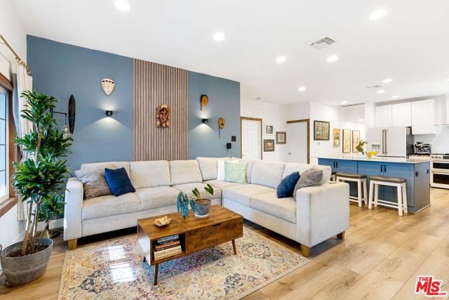 341 E 64th Street, Los Angeles CA: https://media.crmls.org/mediaz/8816e664-d205-4974-b788-217524796a21.jpg