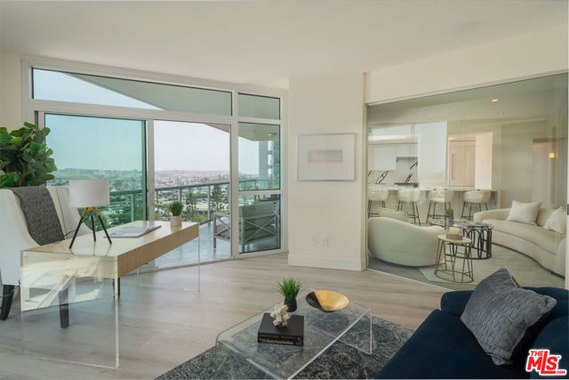13600 Marina Pointe Drive, Marina del Rey CA: https://media.crmls.org/mediaz/88173cc9-cce2-495d-aebe-58dd94306044.jpg